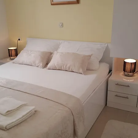 ゲストハウス ルームス バレンチノ