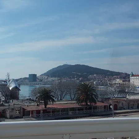 ゲストハウス ルームス バレンチノ 3*